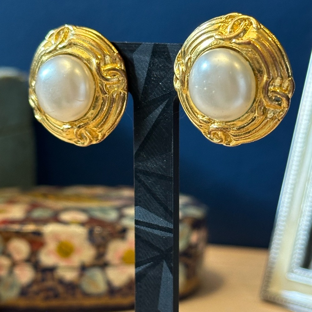 CHANEL Vintage 1993 Gold Clip-On Earrings with Faux Pearls – Made in France - Picture 4 of 13